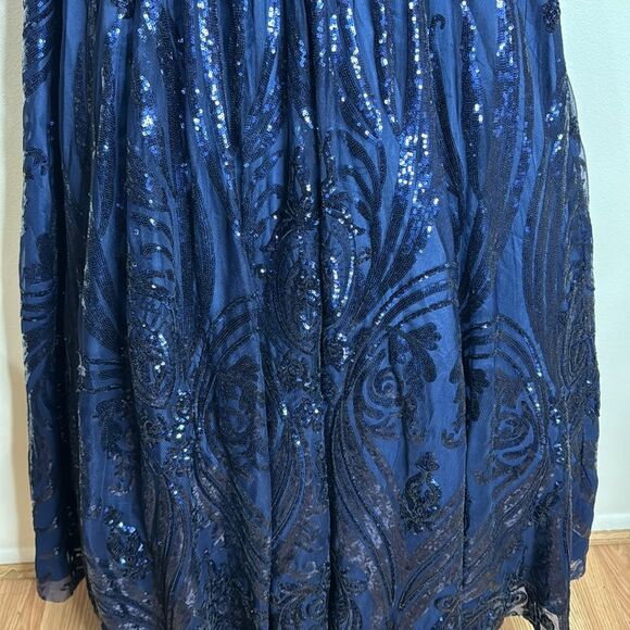 Elegant Navy Blue Evening Gown - Picture 13 of 14